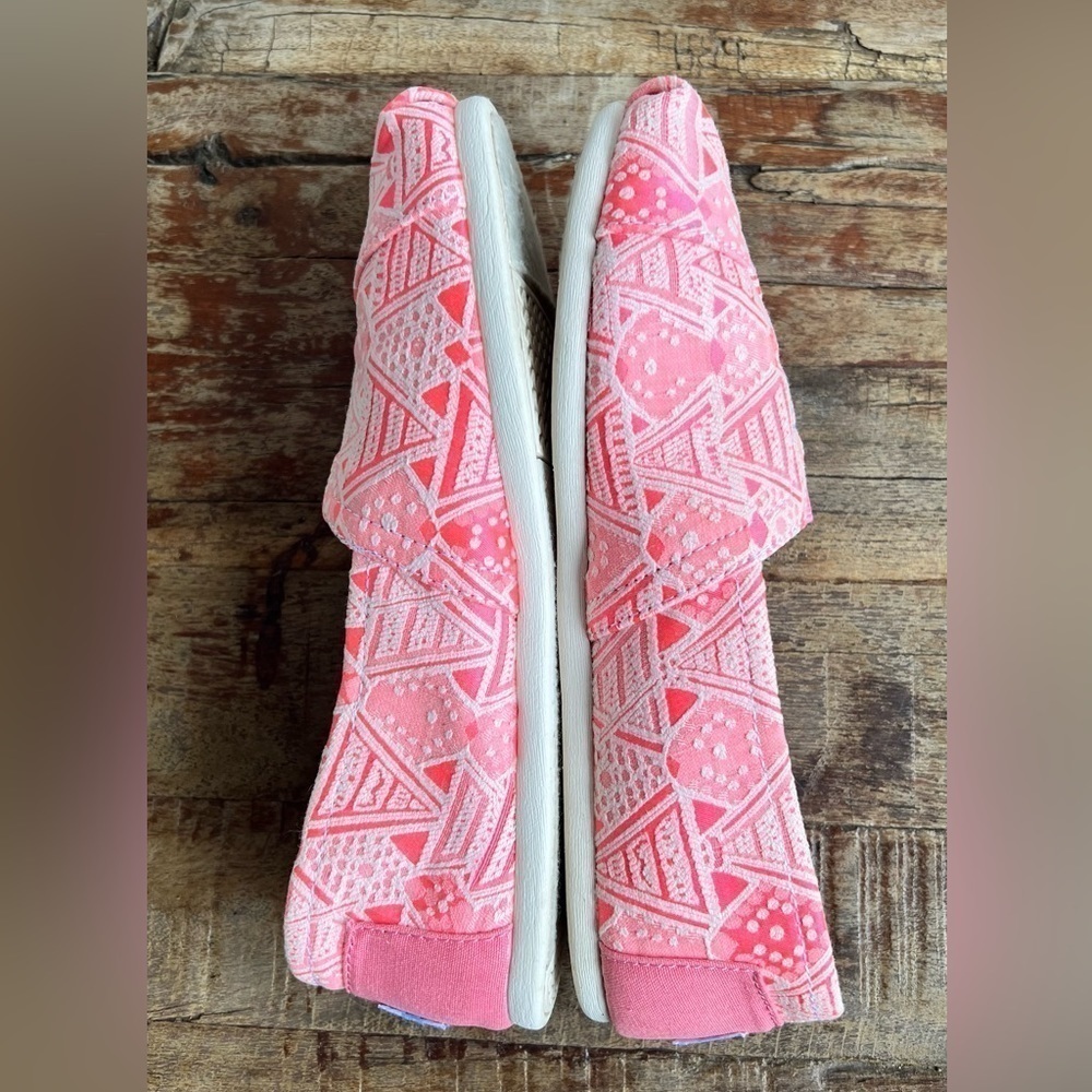 TOMS Women’s Classic Pink Neon Tribal Alpargatas - Picture 4 of 7